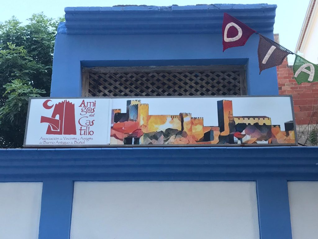 Cartel con logo e imagen en el local de la Asociación del Castillo de Buñol 