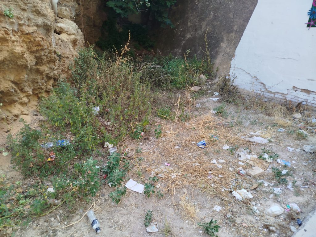 Terreno aledaño al local de la asociación del Castillo de Buñol, en estado de abandono.