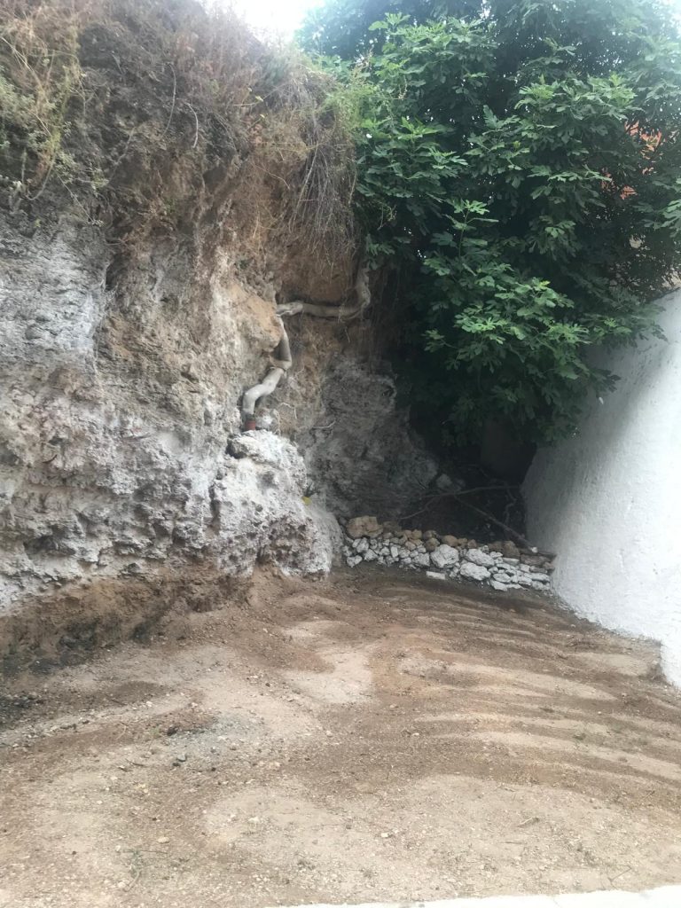 Trabajos realizados en el terreno aledaño al local de la asociación del Castillo de Buñol.