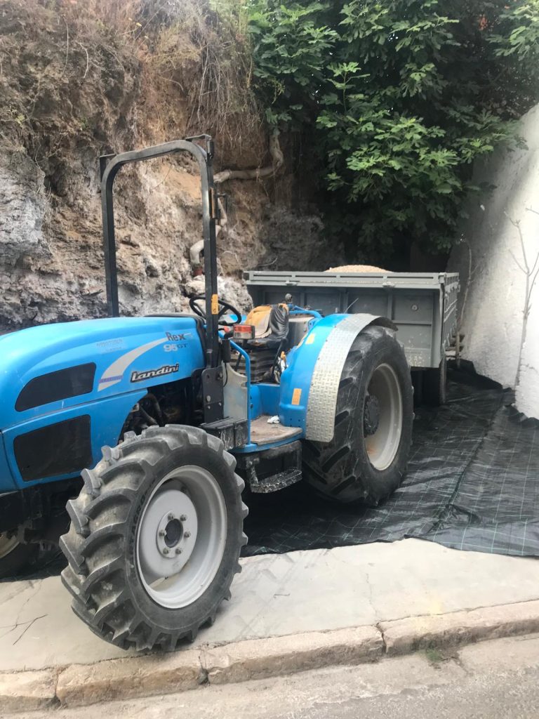 Descargando grava en el terreno aledaño al loacl de la asociación del castillo de Buñol.