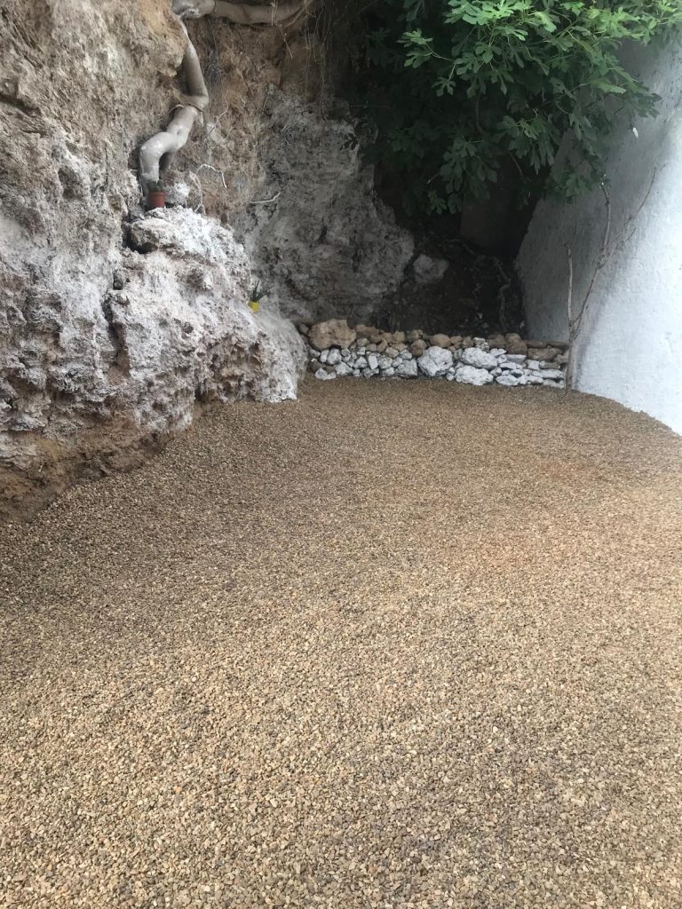 El terreno aledaño al local de la asociación del Castillo de Buñol va tomando forma.