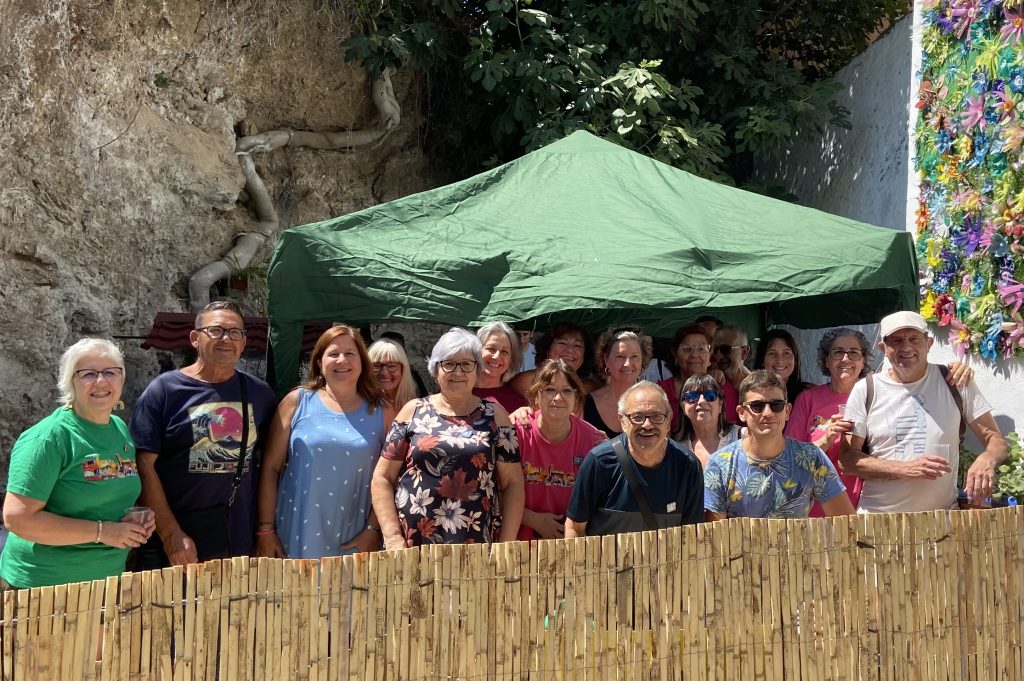 El grupo integrantes de la asociación del Castillo de Buñol.
