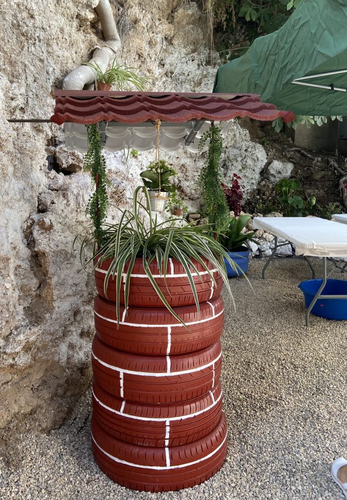 Decoración con cubiertas recicladas en el local de la asociación del Castillo de Buñol. 