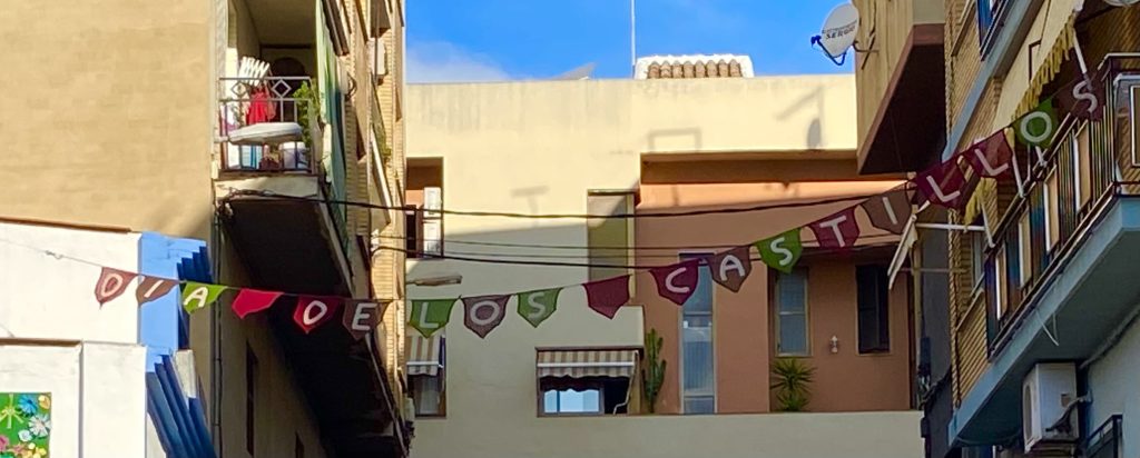 Cartel del día de los castillos frente al local de la Asociación.