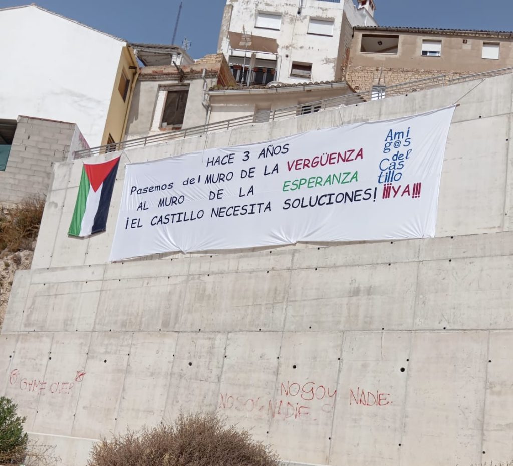 Pancarta colgada en el muro de Moratín